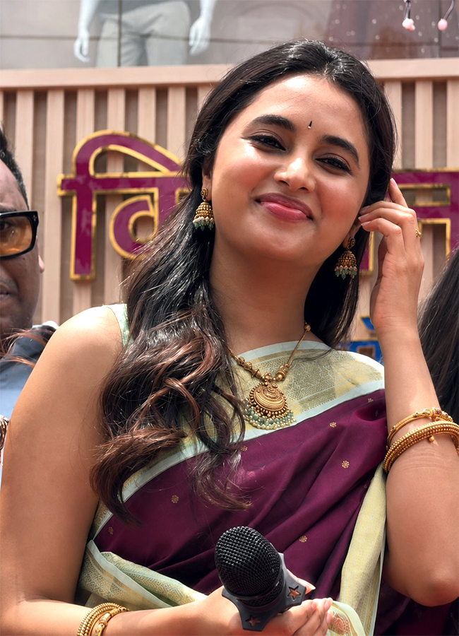 Actress_20Priyanka_20Mohan_20Fashion_20Mall_20Grand_20Opening_20At_20ECIL__20_2815_29.jpg 15