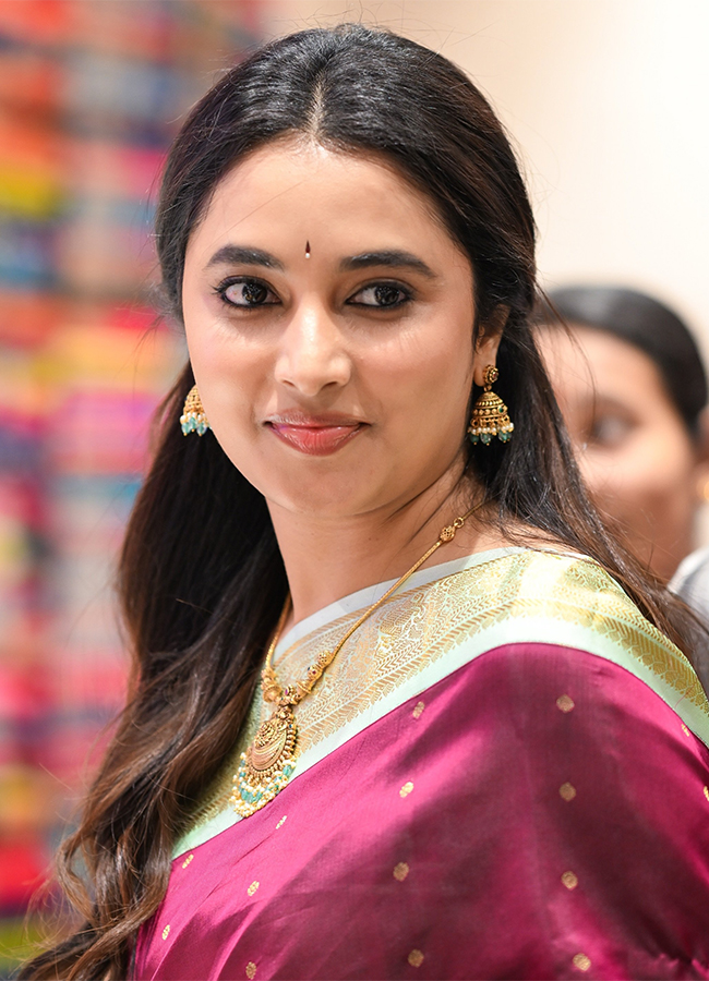Actress_20Priyanka_20Mohan_20Fashion_20Mall_20Grand_20Opening_20At_20ECIL__20_285_29.jpg 5