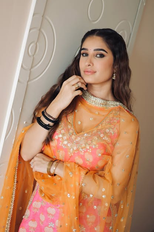 Actress_20Rasha_20Thadani_20Latest_20Stunning_20Photos_20_2816_29.jpg 17
