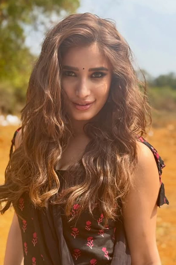 Actress_20Rasha_20Thadani_20Latest_20Stunning_20Photos_20_286_29.jpg 7