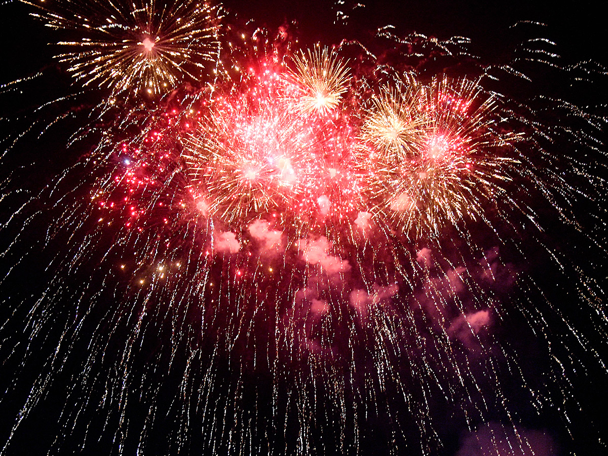 100_20year_20fireworks_20_2811_29.jpg 11