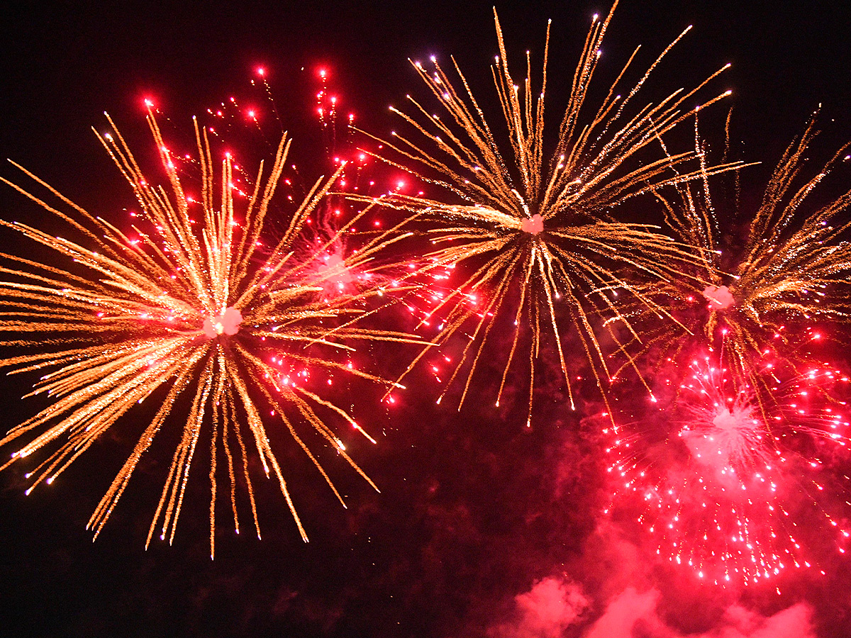 100_20year_20fireworks_20_2812_29.jpg 12