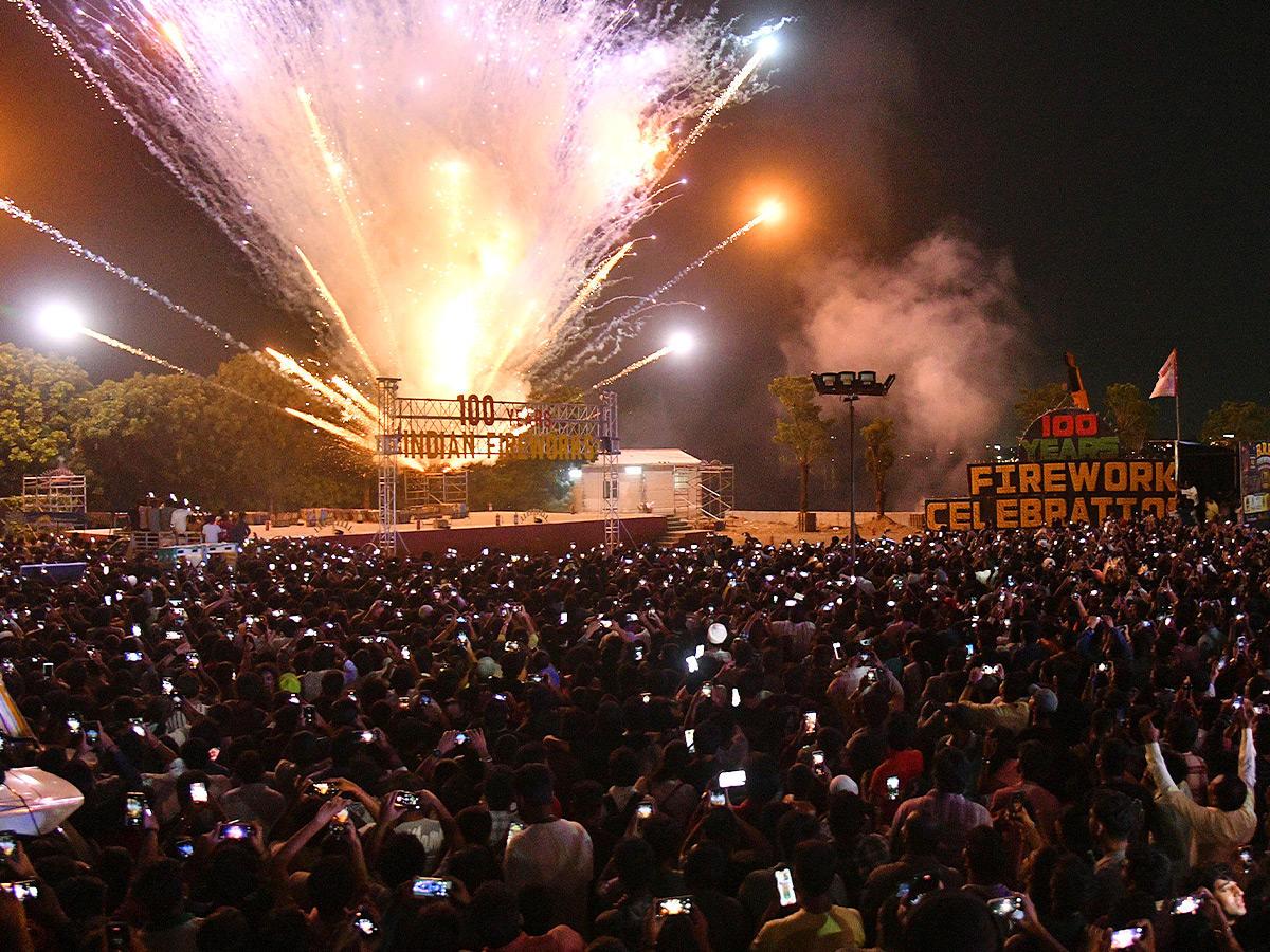 100_20year_20fireworks_20_2816_29.jpg 16