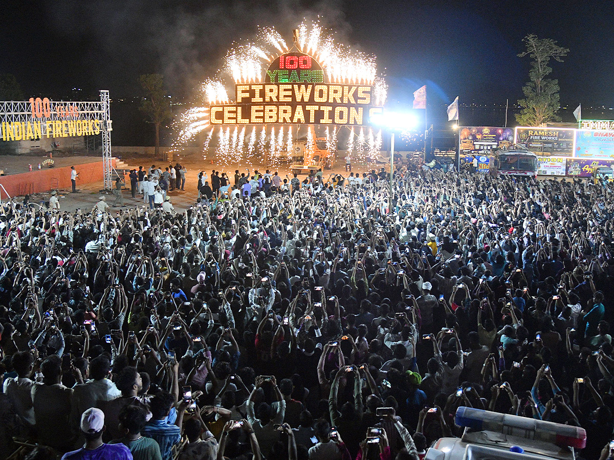 100_20year_20fireworks_20_282_29.jpg 2