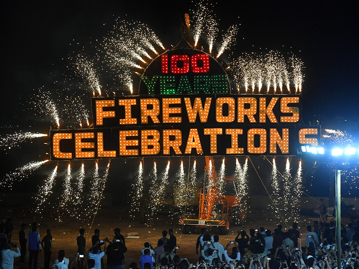 100_20year_20fireworks_20_285_29.jpg 5