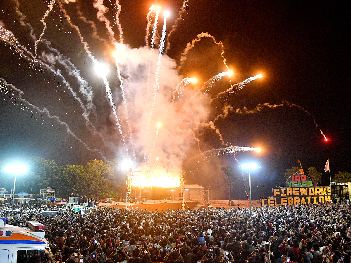 100_20year_20fireworks_20_286_29.jpg 6