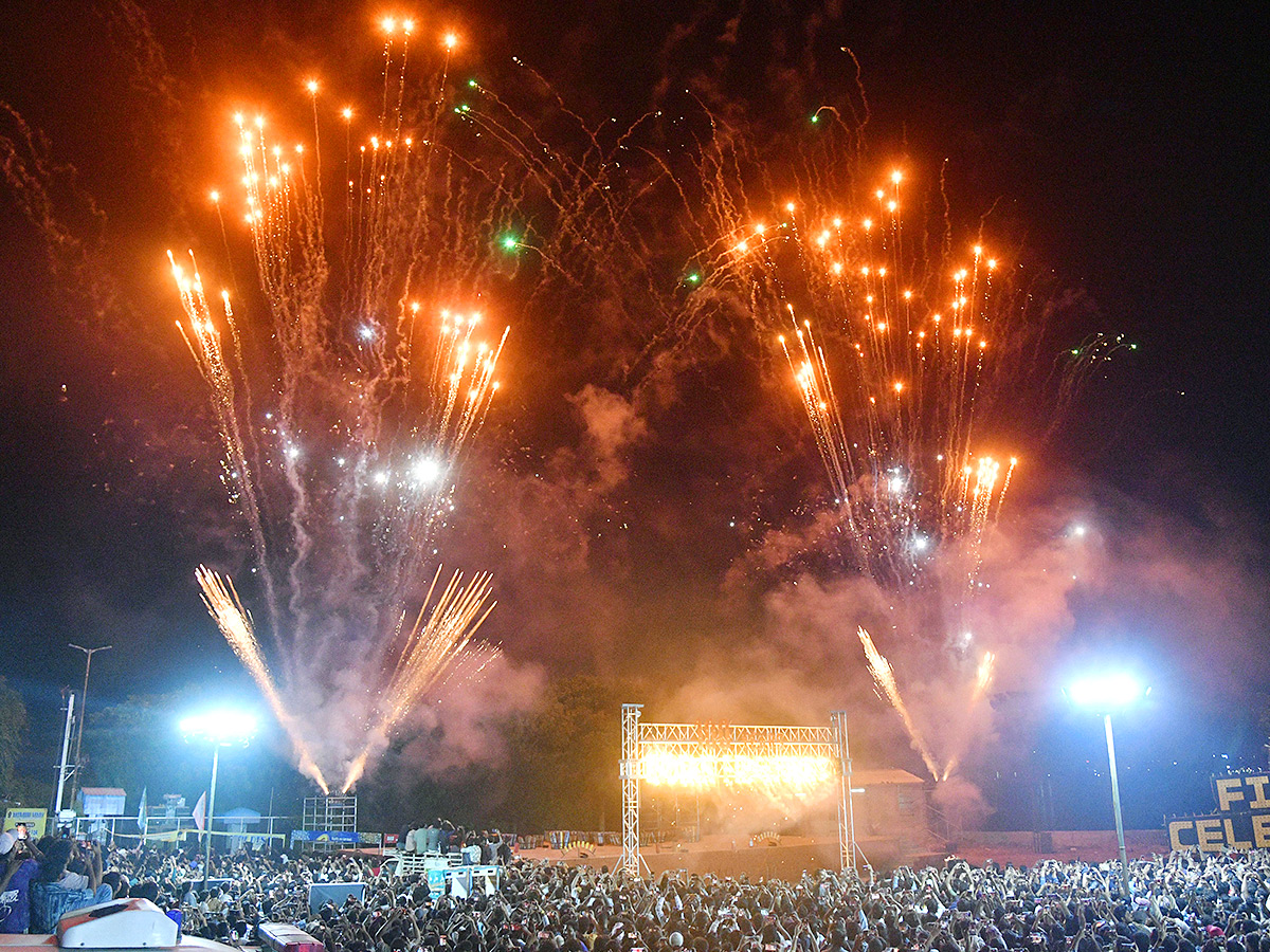 100_20year_20fireworks_20_287_29.jpg 7