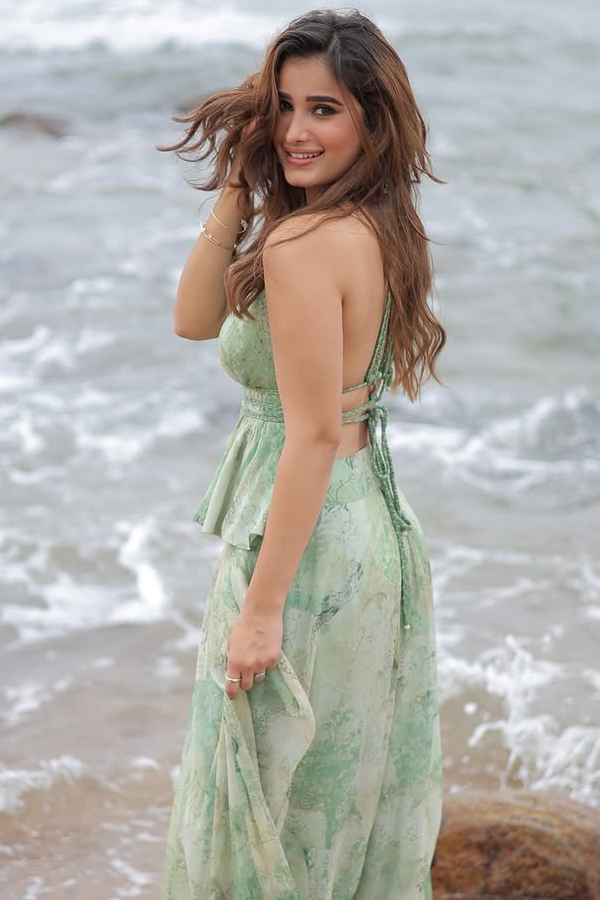 Actress_20Rasha_20Thadani_20Stunning_20Photos_20_2811_29.jpg 12