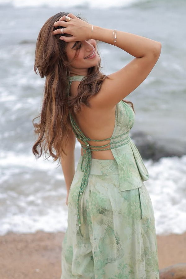 Actress_20Rasha_20Thadani_20Stunning_20Photos_20_2812_29.jpg 13