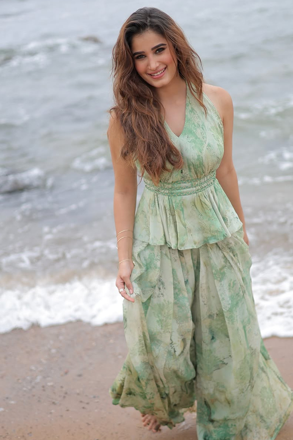 Actress_20Rasha_20Thadani_20Stunning_20Photos_20_2814_29.jpg 15
