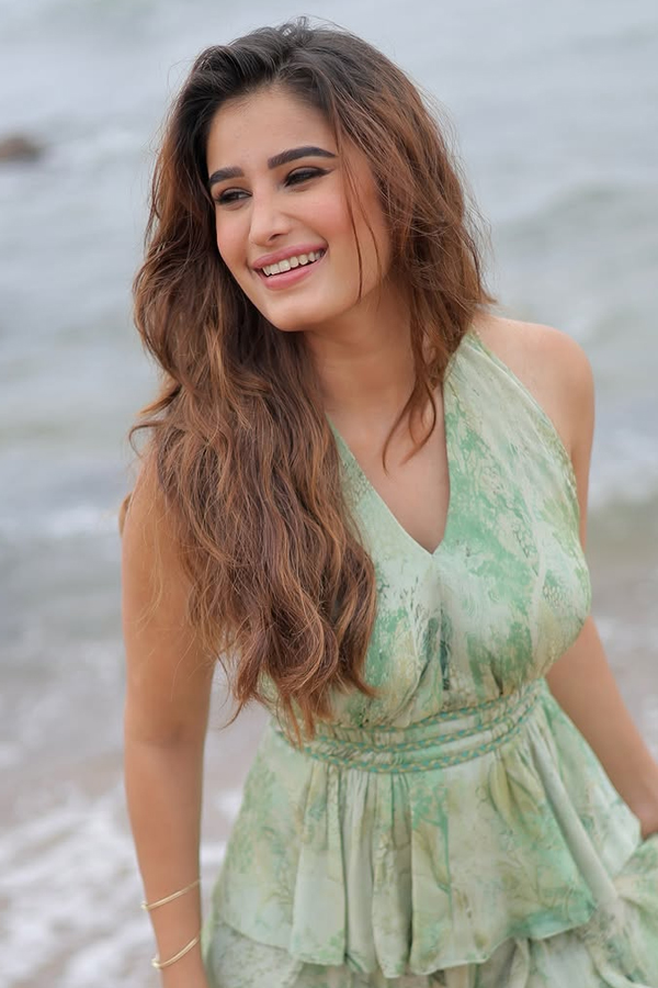 Actress_20Rasha_20Thadani_20Stunning_20Photos_20_2816_29.jpg 17