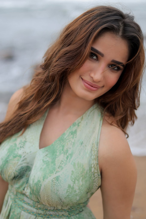 Actress_20Rasha_20Thadani_20Stunning_20Photos_20_2818_29.jpg 19