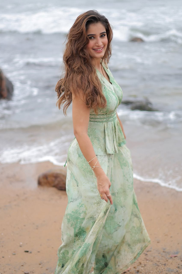 Actress_20Rasha_20Thadani_20Stunning_20Photos_20_282_29.jpg 3