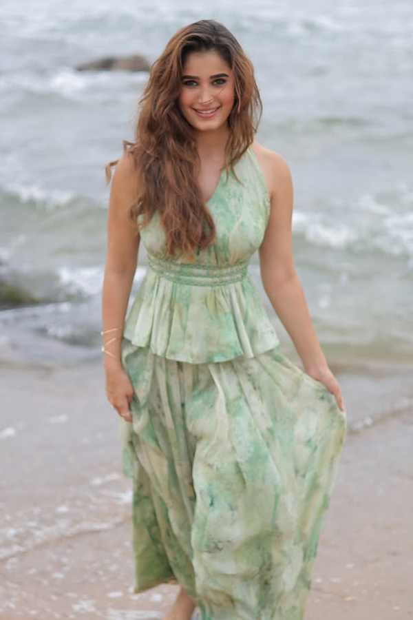 Actress_20Rasha_20Thadani_20Stunning_20Photos_20_286_29.jpg 7