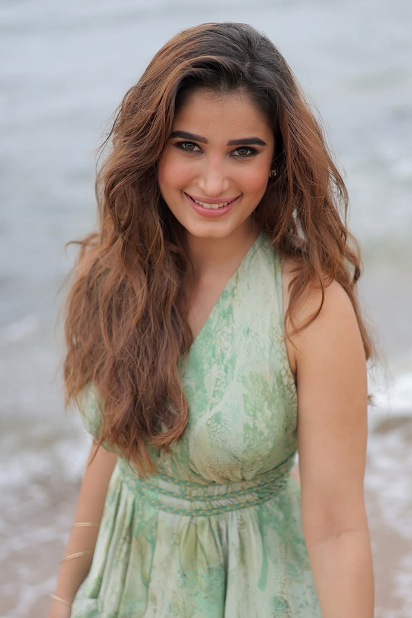 Actress_20Rasha_20Thadani_20Stunning_20Photos_20_287_29.jpg 8