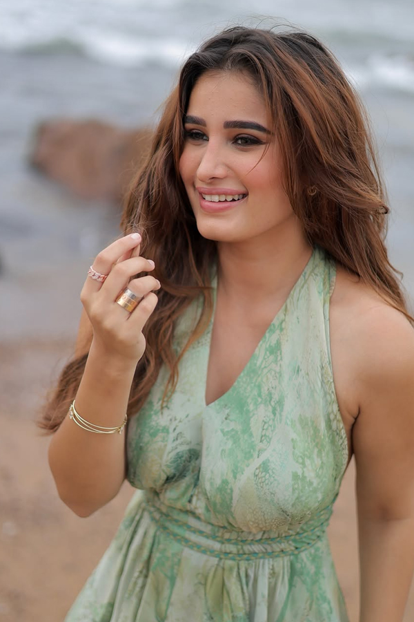 Actress_20Rasha_20Thadani_20Stunning_20Photos_20_289_29.jpg 10