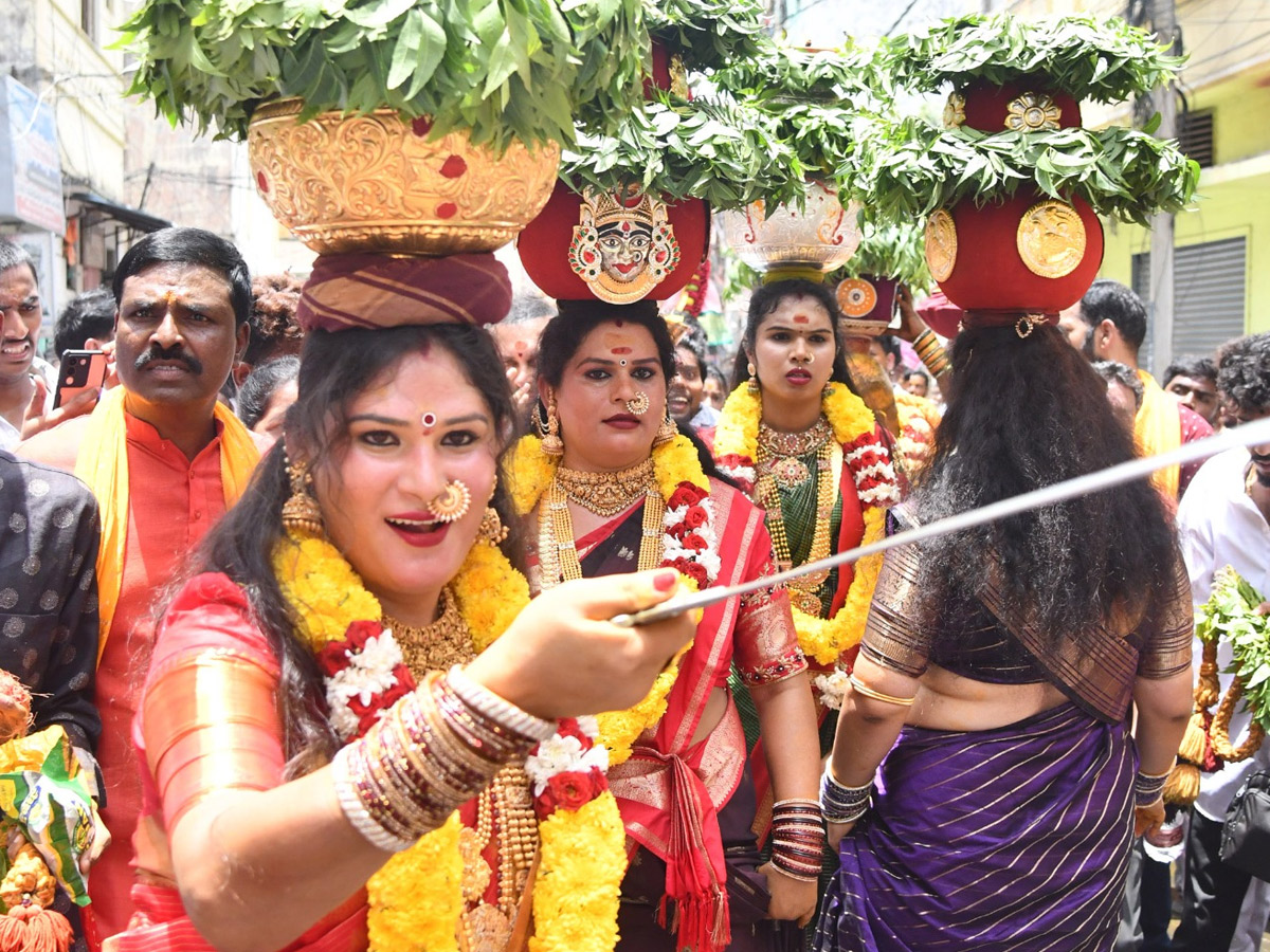 Devotees_20from_20Telangana_20offer_20Bonalu_20To_20Goddess_20Kanaka_20Durga_20In_20Vijayawada_20Photos_20_2813_29.jpg 11