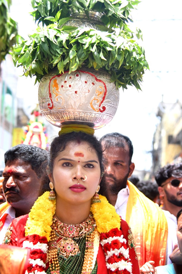 Devotees_20from_20Telangana_20offer_20Bonalu_20To_20Goddess_20Kanaka_20Durga_20In_20Vijayawada_20Photos_20_2815_29.jpg 13