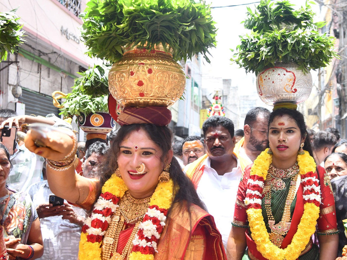 Devotees_20from_20Telangana_20offer_20Bonalu_20To_20Goddess_20Kanaka_20Durga_20In_20Vijayawada_20Photos_20_2816_29.jpg 14