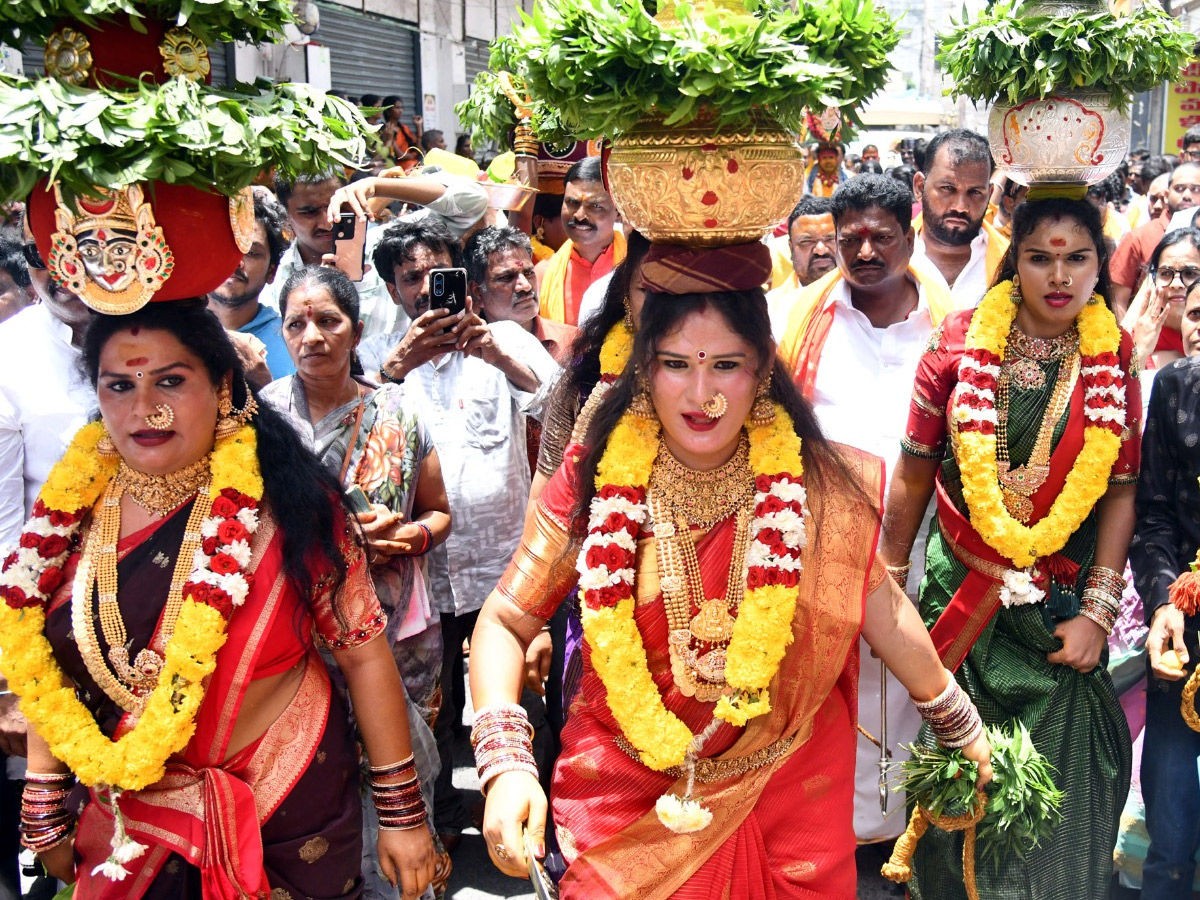 Devotees_20from_20Telangana_20offer_20Bonalu_20To_20Goddess_20Kanaka_20Durga_20In_20Vijayawada_20Photos_20_2817_29.jpg 15