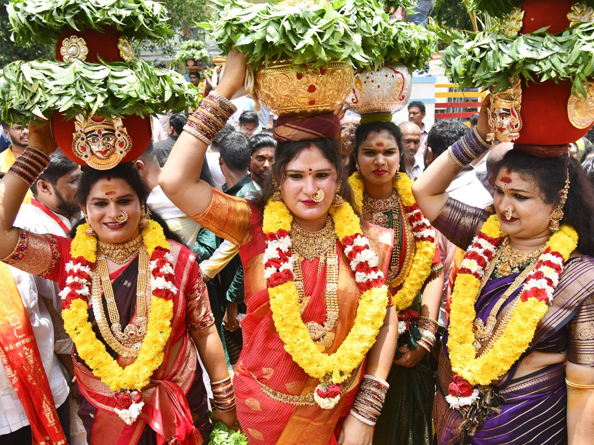 Devotees_20from_20Telangana_20offer_20Bonalu_20To_20Goddess_20Kanaka_20Durga_20In_20Vijayawada_20Photos_20_281_29.jpg 2