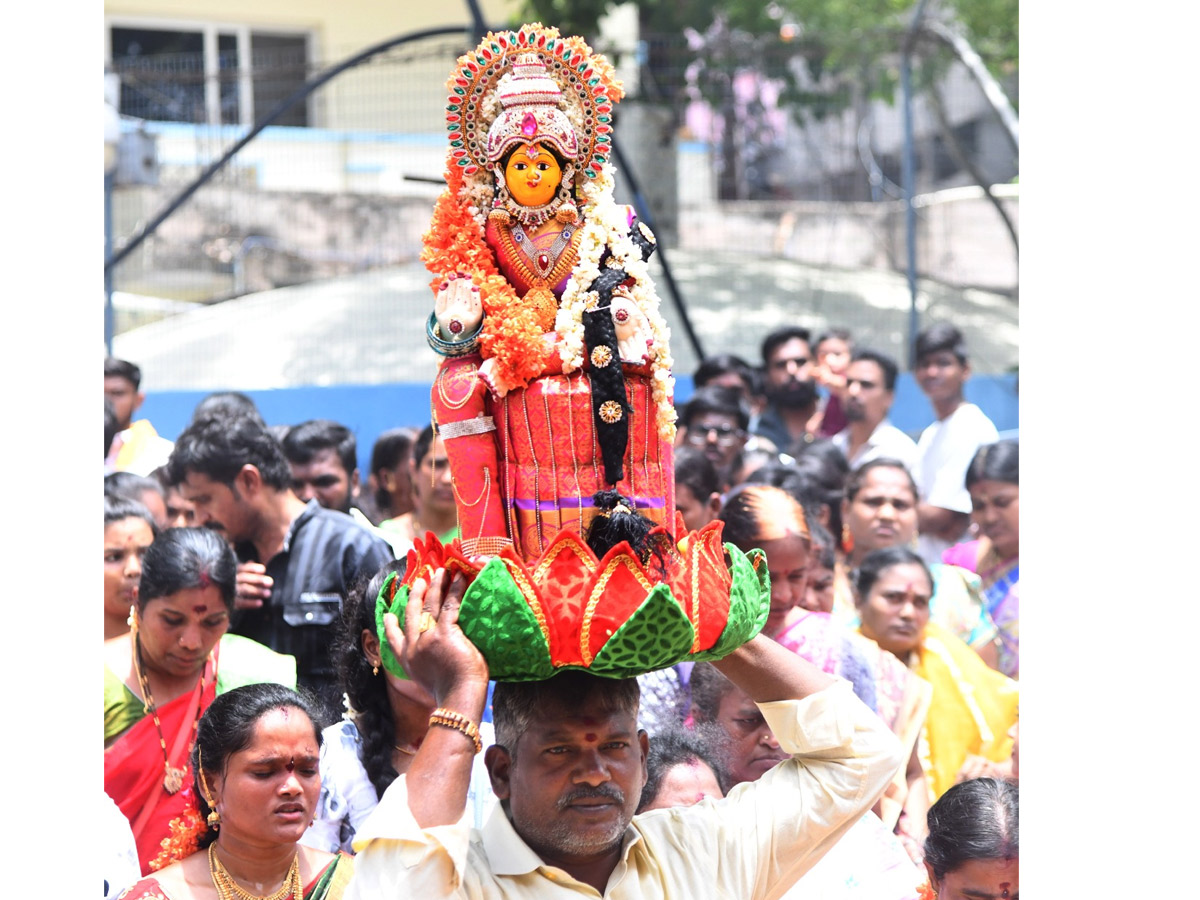 Devotees_20from_20Telangana_20offer_20Bonalu_20To_20Goddess_20Kanaka_20Durga_20In_20Vijayawada_20Photos_20_2825_29.jpg 23