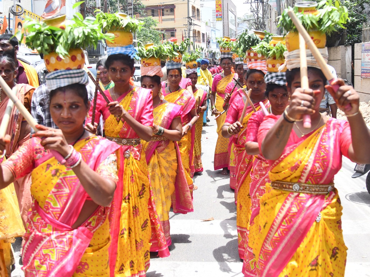 Devotees_20from_20Telangana_20offer_20Bonalu_20To_20Goddess_20Kanaka_20Durga_20In_20Vijayawada_20Photos_20_2826_29.jpg 24