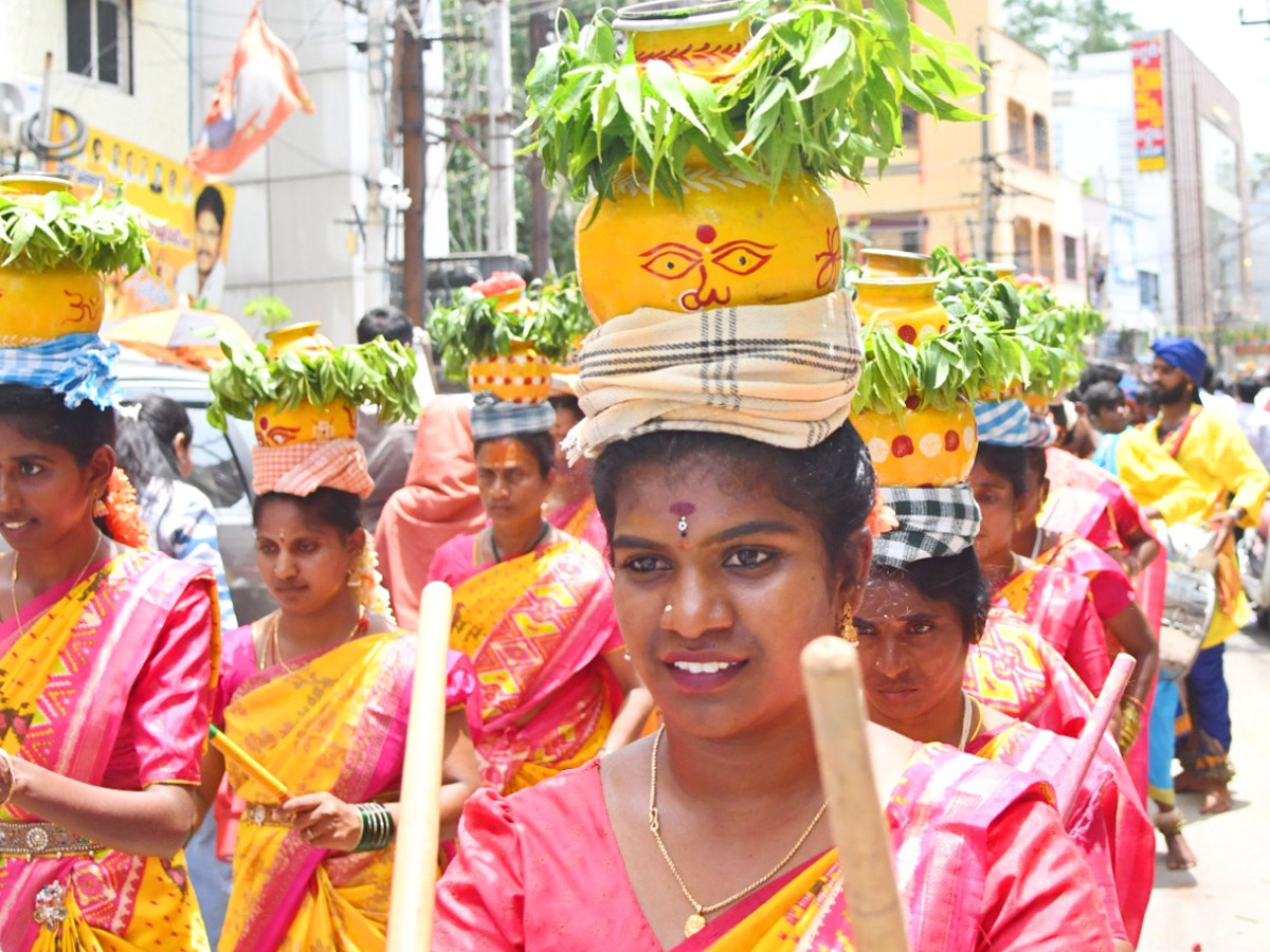Devotees_20from_20Telangana_20offer_20Bonalu_20To_20Goddess_20Kanaka_20Durga_20In_20Vijayawada_20Photos_20_2827_29.jpg 25