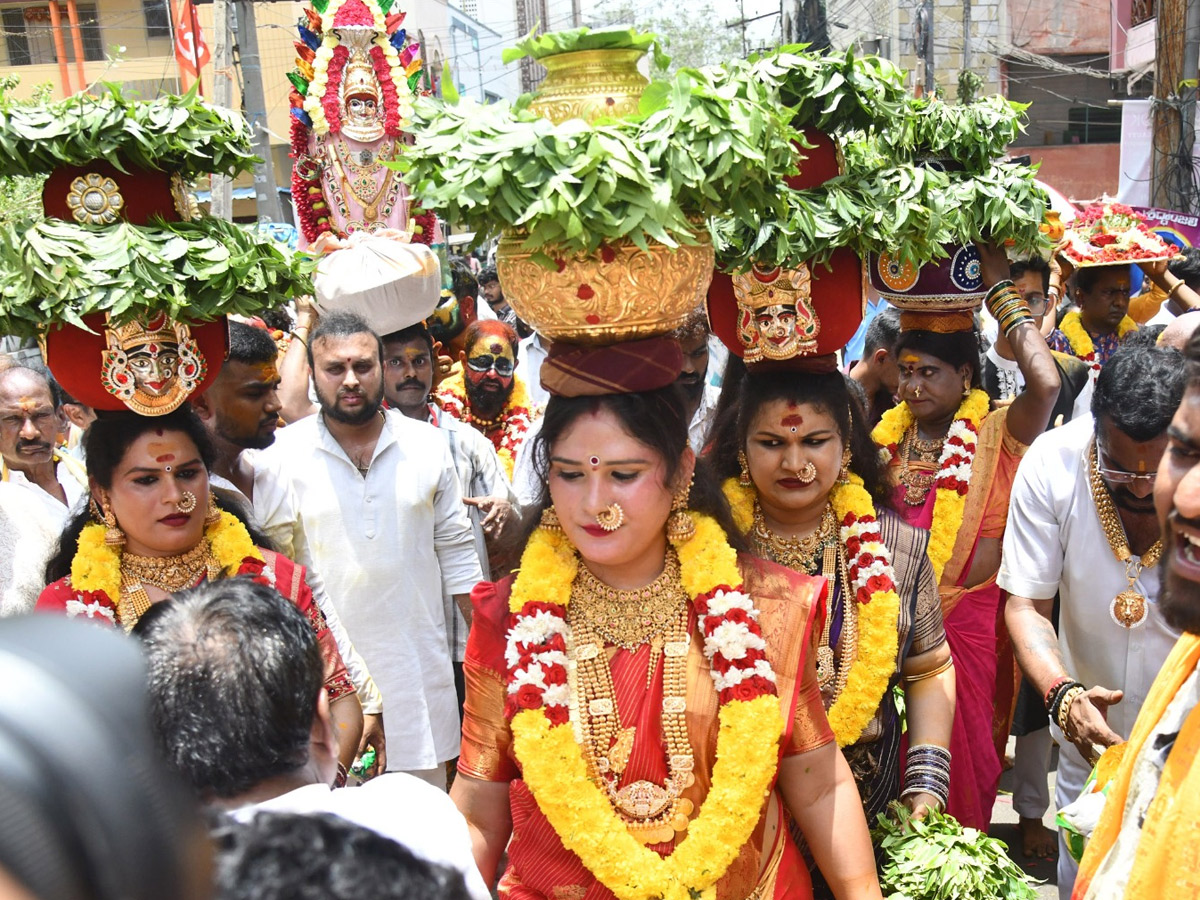 Devotees_20from_20Telangana_20offer_20Bonalu_20To_20Goddess_20Kanaka_20Durga_20In_20Vijayawada_20Photos_20_282_29.jpg 3