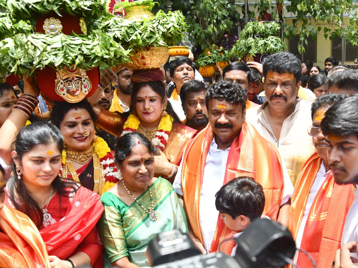 Devotees_20from_20Telangana_20offer_20Bonalu_20To_20Goddess_20Kanaka_20Durga_20In_20Vijayawada_20Photos_20_2831_29.jpg 29