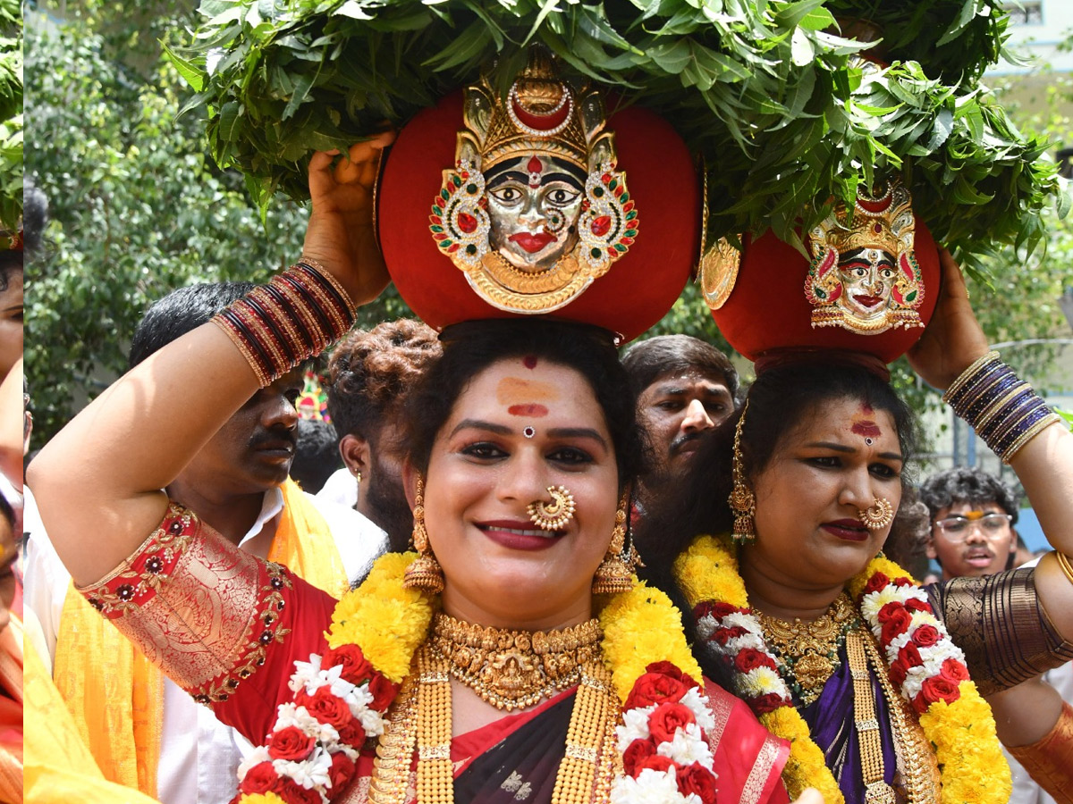 Devotees_20from_20Telangana_20offer_20Bonalu_20To_20Goddess_20Kanaka_20Durga_20In_20Vijayawada_20Photos_20_2832_29.jpg 30