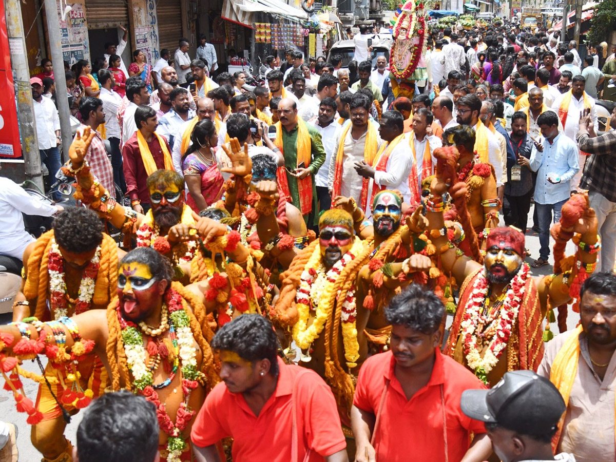 Devotees_20from_20Telangana_20offer_20Bonalu_20To_20Goddess_20Kanaka_20Durga_20In_20Vijayawada_20Photos_20_283_29.jpg 4