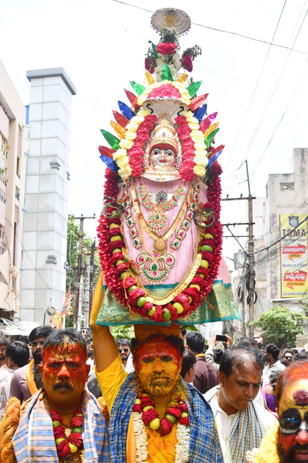 Devotees_20from_20Telangana_20offer_20Bonalu_20To_20Goddess_20Kanaka_20Durga_20In_20Vijayawada_20Photos_20_284_29.jpg 5
