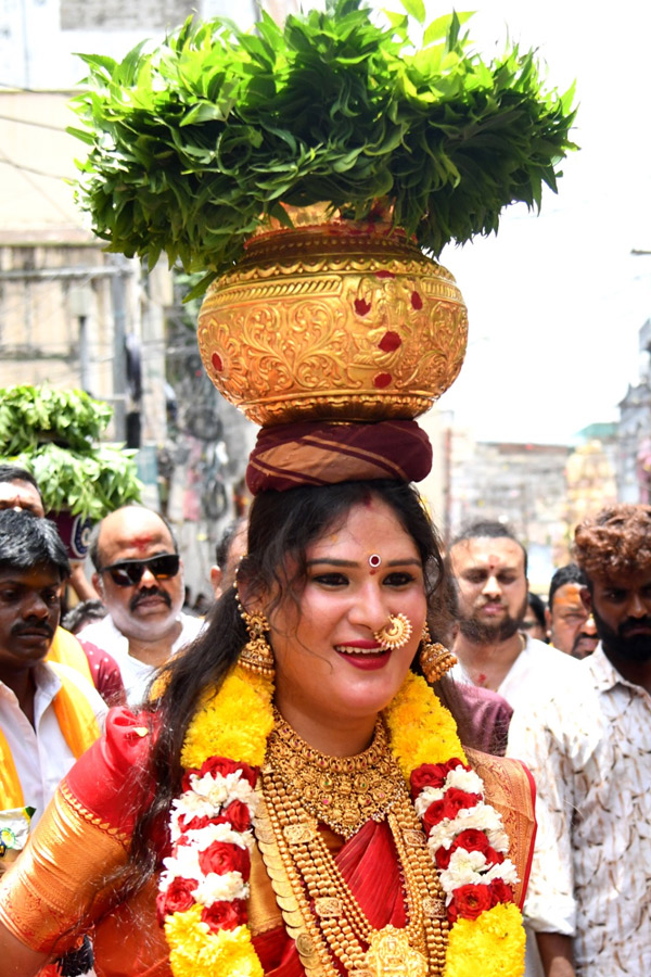 Devotees_20from_20Telangana_20offer_20Bonalu_20To_20Goddess_20Kanaka_20Durga_20In_20Vijayawada_20Photos_20_288_29.jpg 9