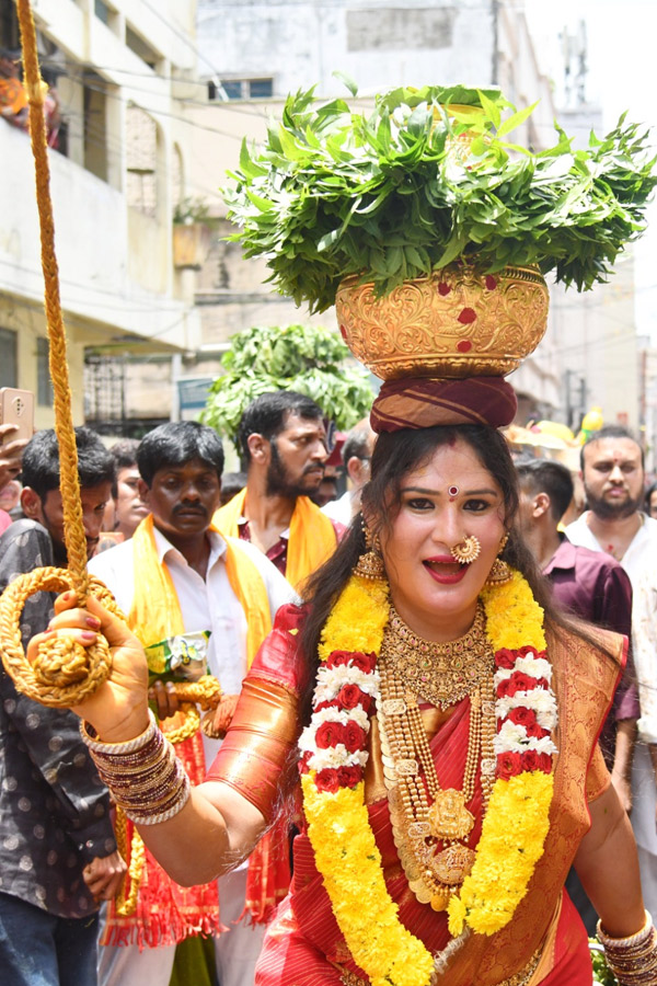 Devotees_20from_20Telangana_20offer_20Bonalu_20To_20Goddess_20Kanaka_20Durga_20In_20Vijayawada_20Photos_20_289_29.jpg 10