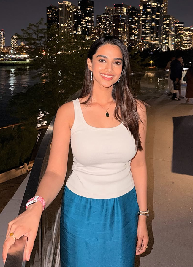 Actress_20Meenakshi_20Chaudhary_20America_20Trip_20Viral_20Photos__20_2813_29.jpg 13