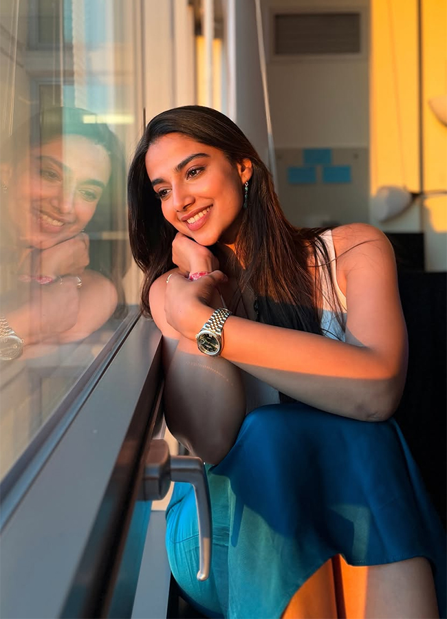 Actress_20Meenakshi_20Chaudhary_20America_20Trip_20Viral_20Photos__20_2814_29.jpg 14