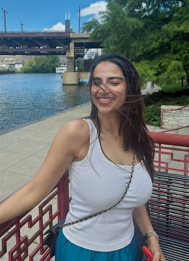 Actress_20Meenakshi_20Chaudhary_20America_20Trip_20Viral_20Photos__20_2816_29.jpg 16