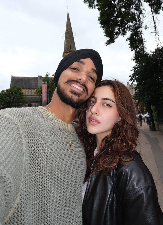 Arshdeep_20Singh_20Confirms_20Relationship_20With_20Girlfriend_20Samreen_20Kaur_2C_20Unseen_20Photos_20Trending__20_282_29.jpg 2