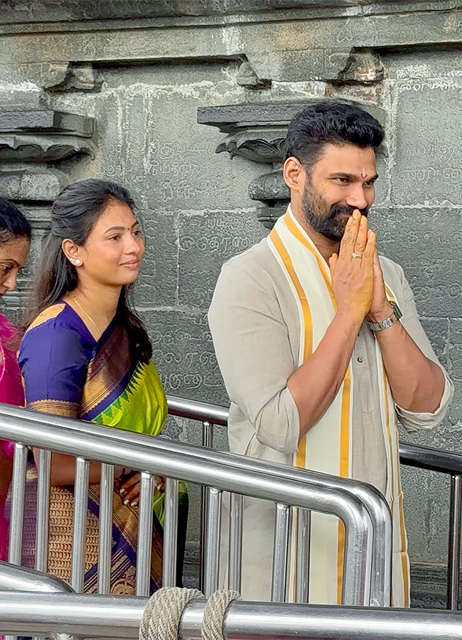 Actor_20Bellamkonda_20Sai_20Sreenivas_20Wife_20Kavya_20Reddy_20Visits_20Tirumala__20_2811_29.jpg 11