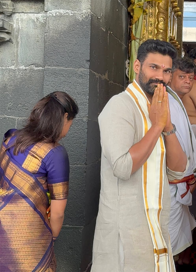 Actor_20Bellamkonda_20Sai_20Sreenivas_20Wife_20Kavya_20Reddy_20Visits_20Tirumala__20_2814_29.jpg 14