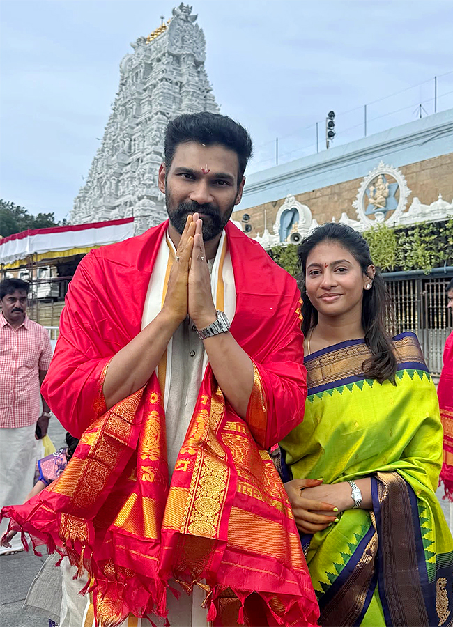 Actor_20Bellamkonda_20Sai_20Sreenivas_20Wife_20Kavya_20Reddy_20Visits_20Tirumala__20_2815_29.jpg 15