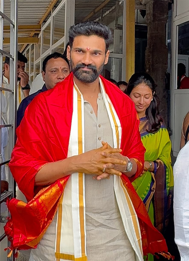 Actor_20Bellamkonda_20Sai_20Sreenivas_20Wife_20Kavya_20Reddy_20Visits_20Tirumala__20_284_29.jpg 4