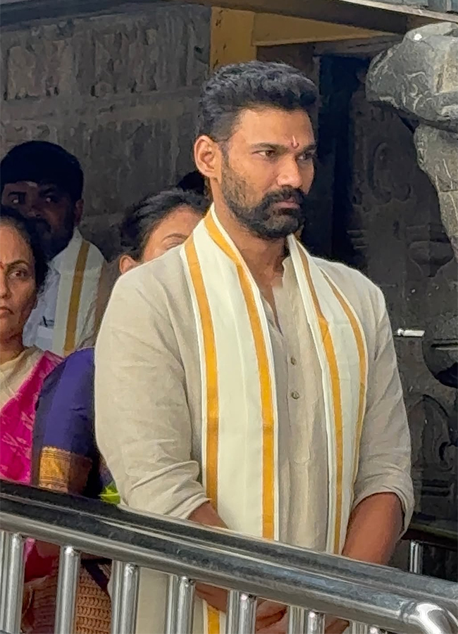 Actor_20Bellamkonda_20Sai_20Sreenivas_20Wife_20Kavya_20Reddy_20Visits_20Tirumala__20_285_29.jpg 5
