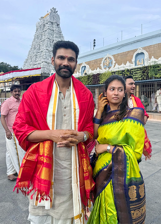 Actor_20Bellamkonda_20Sai_20Sreenivas_20Wife_20Kavya_20Reddy_20Visits_20Tirumala__20_286_29.jpg 6