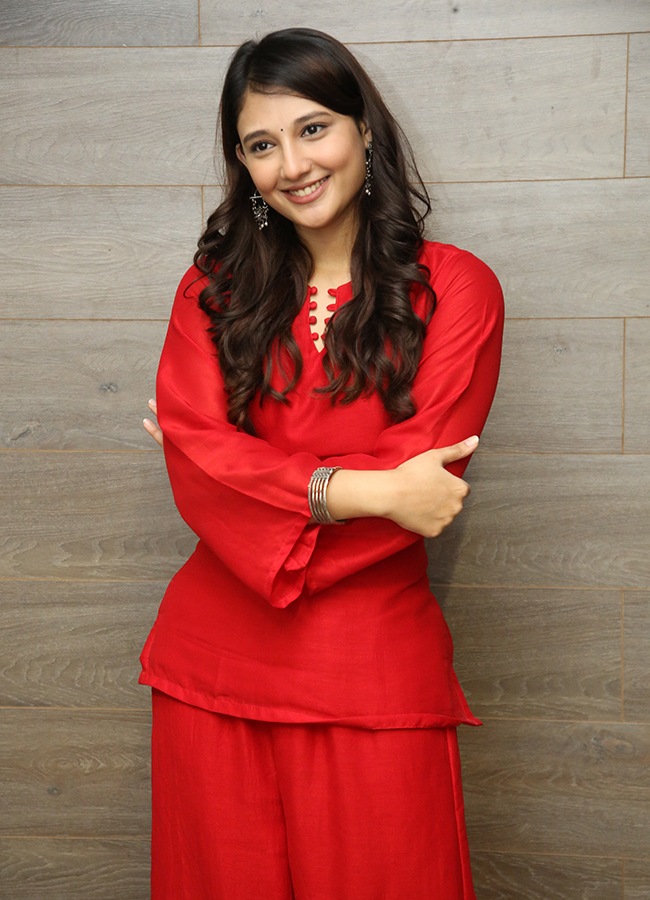 Actress_20Ritika_20Nayak_20At_20The_20Promotions_20of_20Korean_20Kanakaraju__20_2810_29.jpg 10
