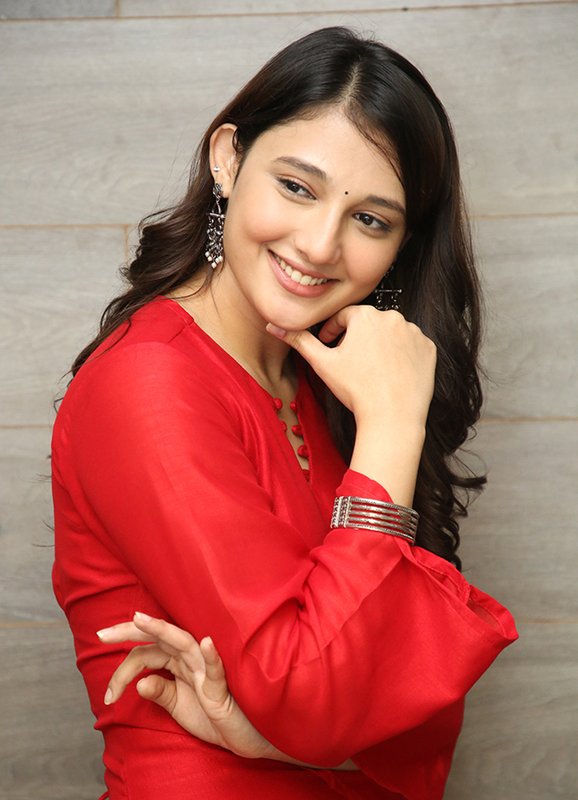 Actress_20Ritika_20Nayak_20At_20The_20Promotions_20of_20Korean_20Kanakaraju__20_2812_29.jpg 12