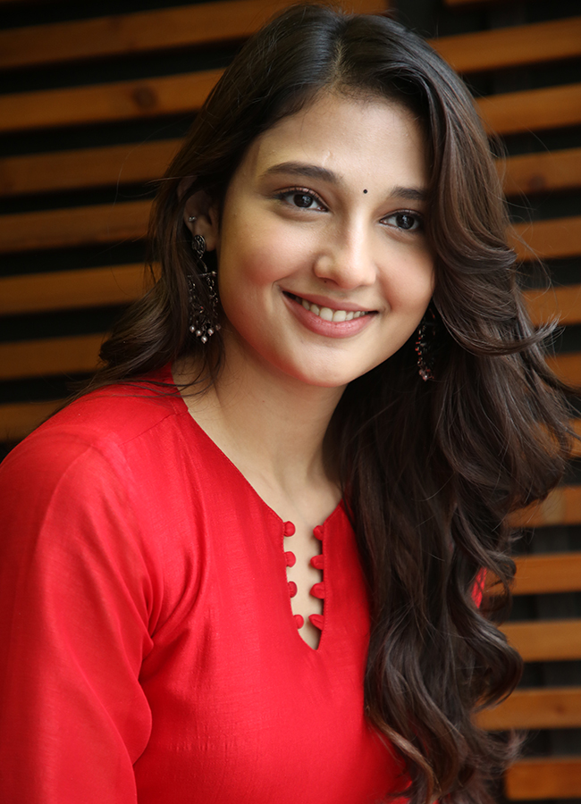 Actress_20Ritika_20Nayak_20At_20The_20Promotions_20of_20Korean_20Kanakaraju__20_2813_29.jpg 13