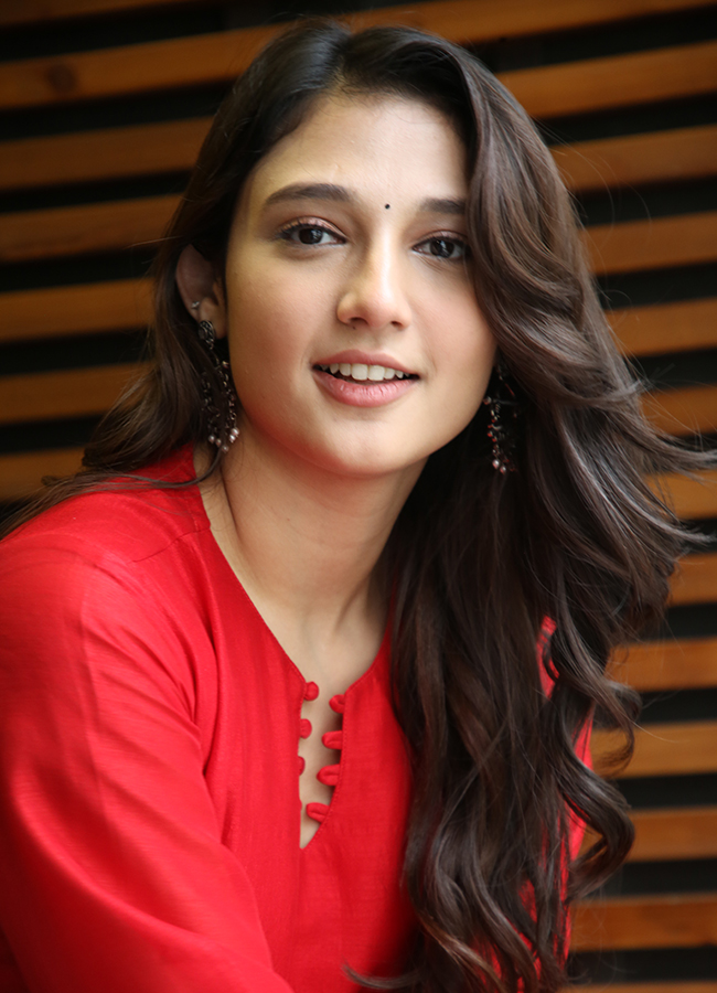 Actress_20Ritika_20Nayak_20At_20The_20Promotions_20of_20Korean_20Kanakaraju__20_2815_29.jpg 15