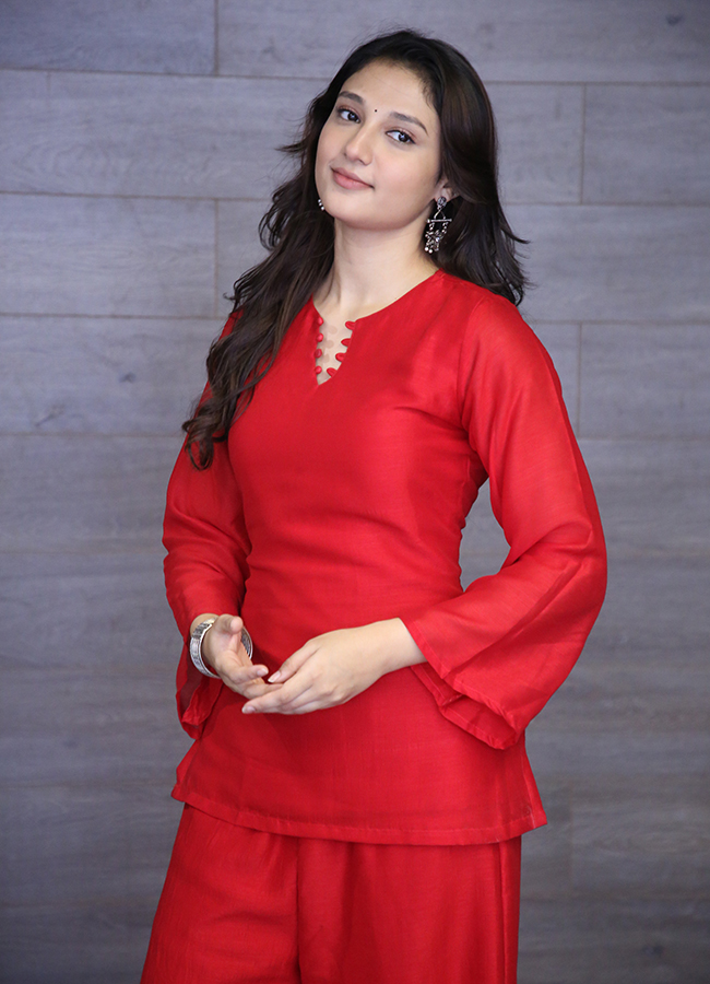 Actress_20Ritika_20Nayak_20At_20The_20Promotions_20of_20Korean_20Kanakaraju__20_289_29.jpg 9